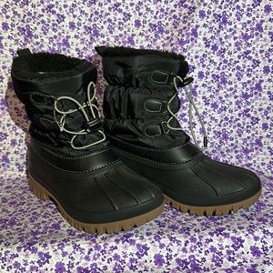NWT WOMEN’s Snowden boots